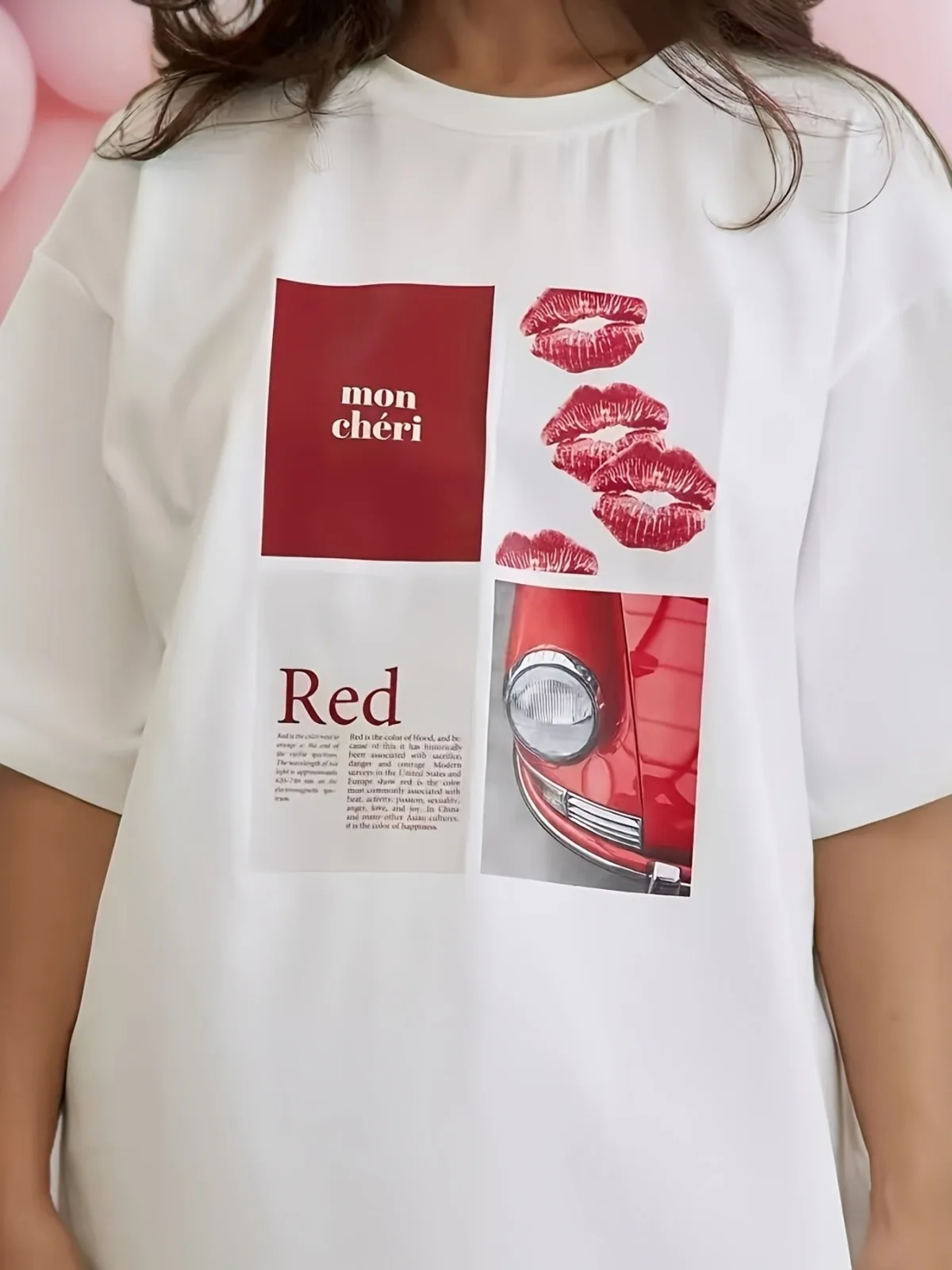 Damska luźna koszulka z okrągłym dekoltem - czarno-czerwone usta i nadruk \"Red\" Wygodna, całoroczna koszulka do prania w pralce