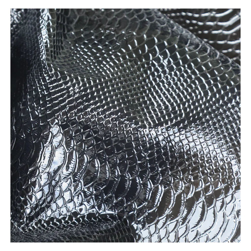 نمط الأفعى الأسود تنقش طبقة من البولي يوريثان نسيج جلدي لتصميم معطف واق من المطر مقاوم للماء فستان موضة ملابس ذاتية الصنع قماش الخياطة