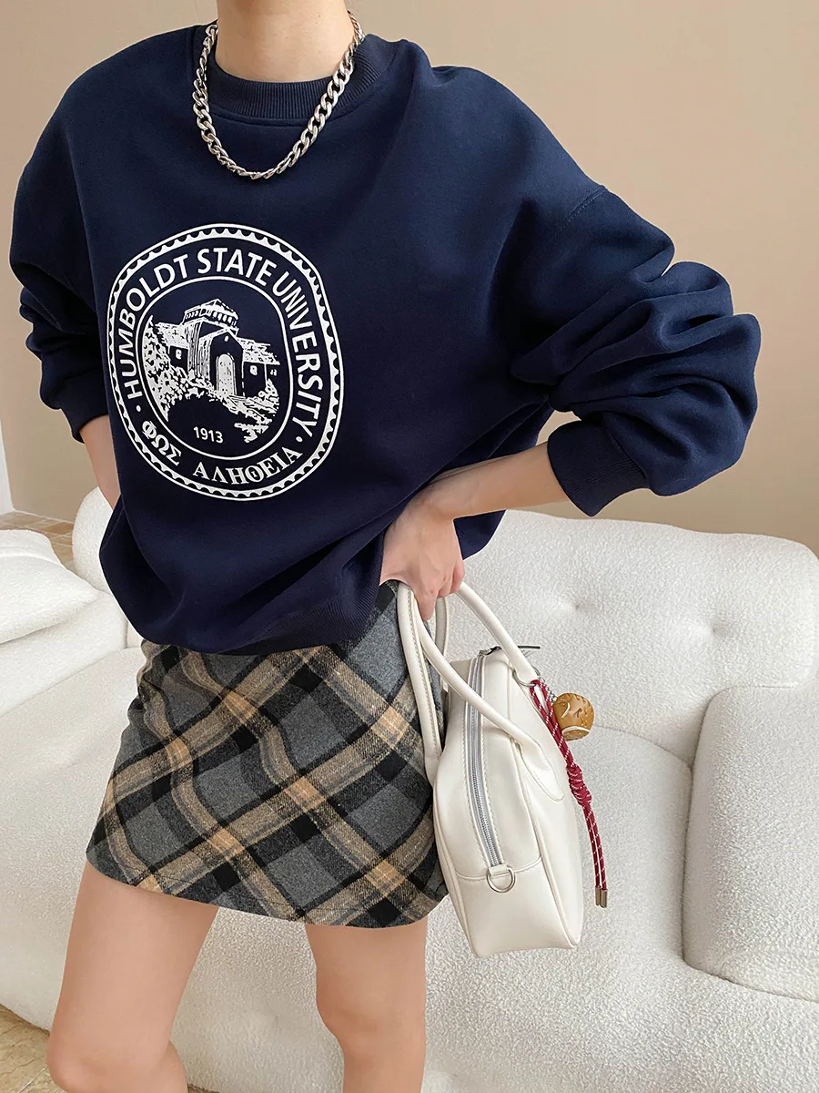 Mittelalterlicher College-amerikanischer, farblich kontrastierender, diagonaler Gitter-Look mit hoher Taille, schmaler, hüftumwickelter Woll-Kurzrock in A-Linie