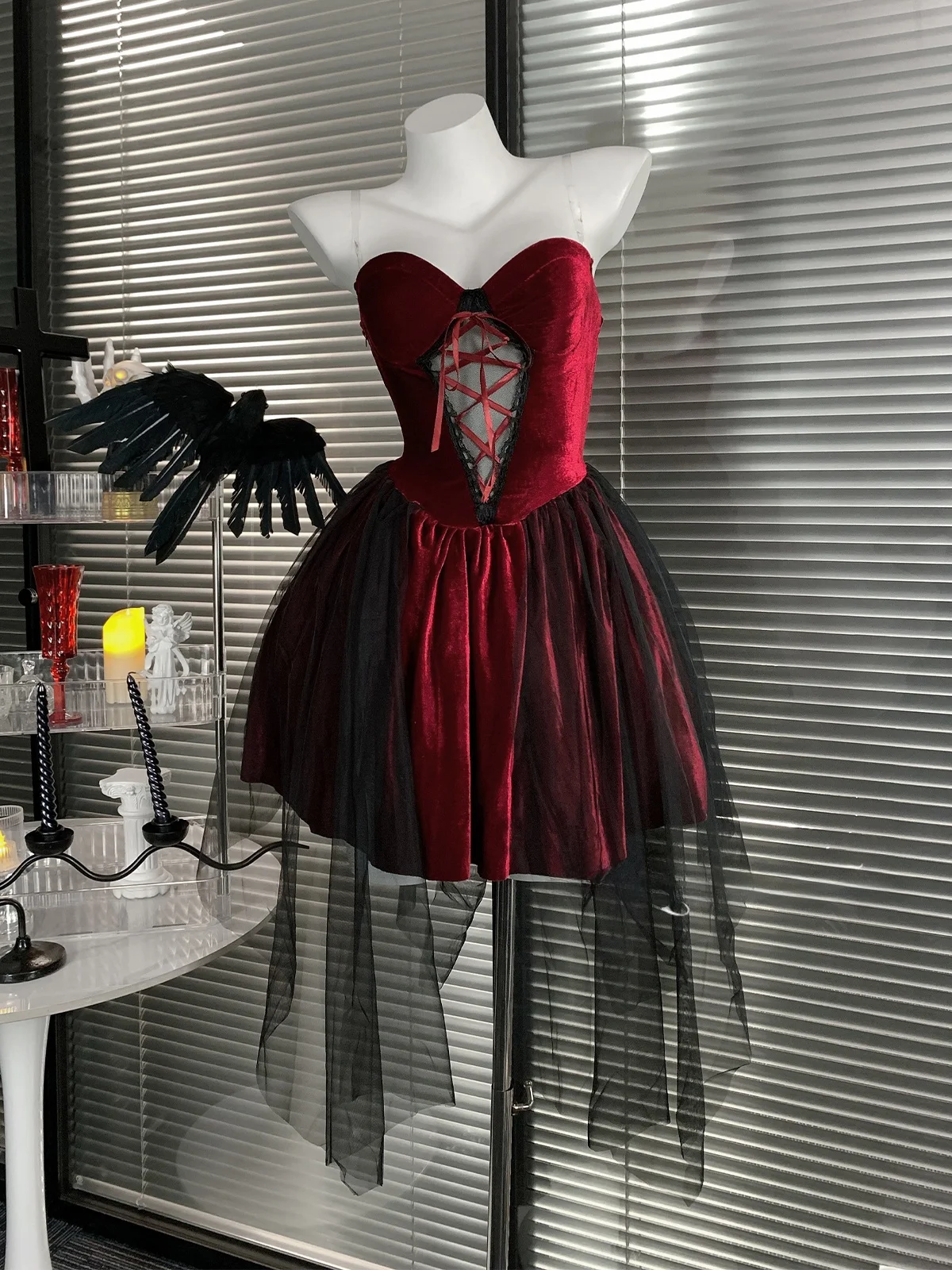 ชุดเจ้าสาวสไตล์โกธิคสีแดงเข้ม ผ้ากำมะหยี่ ทรงบัสติเยร์ กระโปรงทรงเอ สำหรับฤดูใบไม้ผลิ ฤดูใบไม้ร่วง ฤดูหนาว