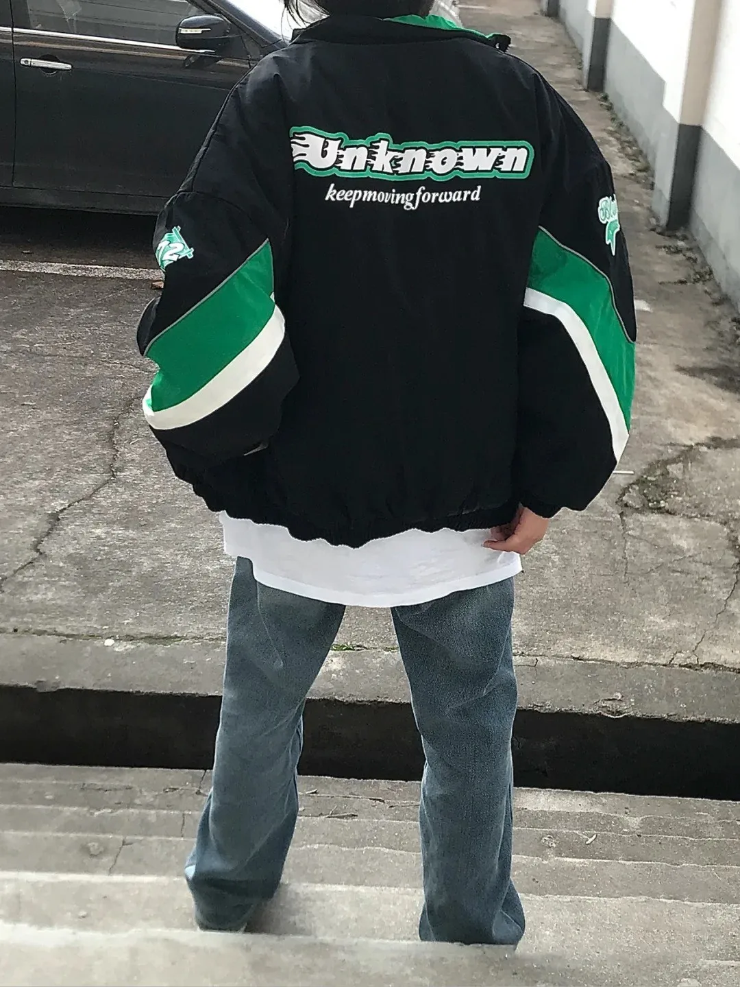 

Бейсбольные куртки-ветровки женские флисовые утепленные с аппликациями, контрастными вставками, декором в университетском стиле, асимметричные, сетчатые, эластичные, классические