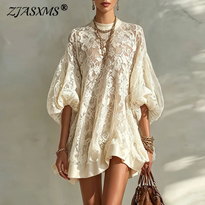 Robe mini pour femme en dentelle florale unie, col rond, manches bouffantes lanternes, fluide et ample, transparente, style bohème décontracté pour la plage et les vacances, avec ourlet à volants