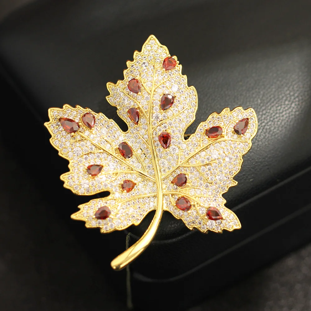 

Осенняя новая высококачественная брошь в виде кленового листа с цирконами для тяжелой промышленности для женщин, простая и элегантная брошь с красным камнем, булавки для одежды