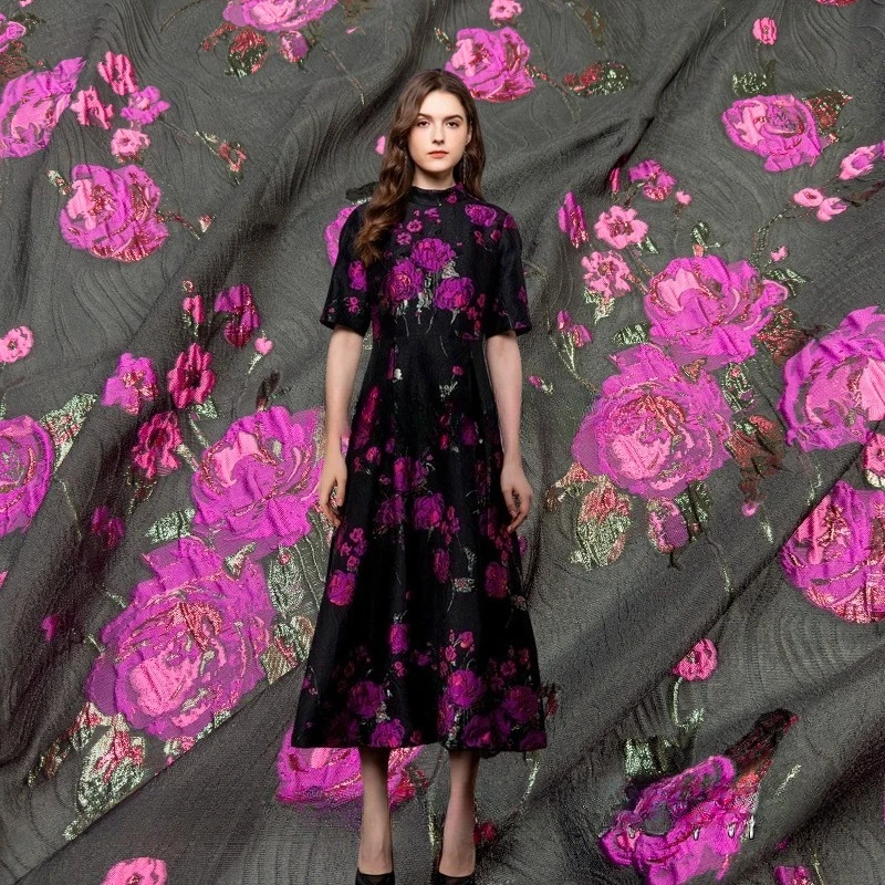 

Ткань для летнего платья с черным фоном и розово-красным металлическим узором, дизайнерская жаккардовая ткань для шитья своими руками