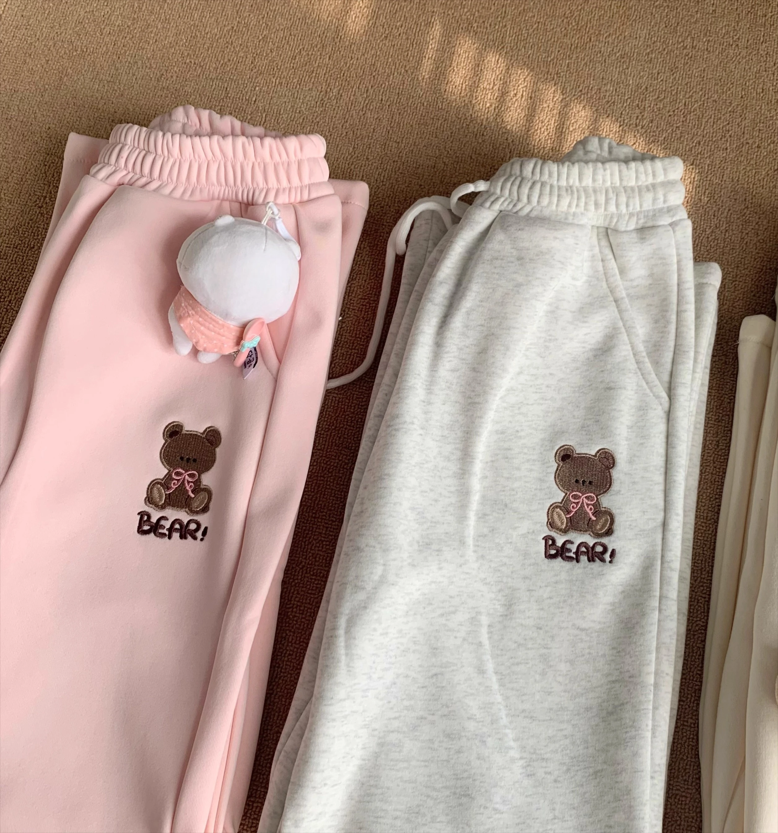 2025 الربيع والخريف جديد فتاة لينة لطيف تنوعا الدب المطرزة بنطال مرن عادية اليومية الصوف فضفاض مستقيم السراويل الطويلة