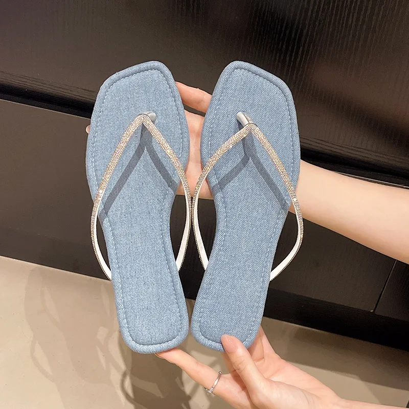 

Женские шлепанцы, пляжная летняя одежда, новинка 2025 года, супер популярные пляжные женские сандалии с плоской подошвой и застежкой на носок, приморские сандалии