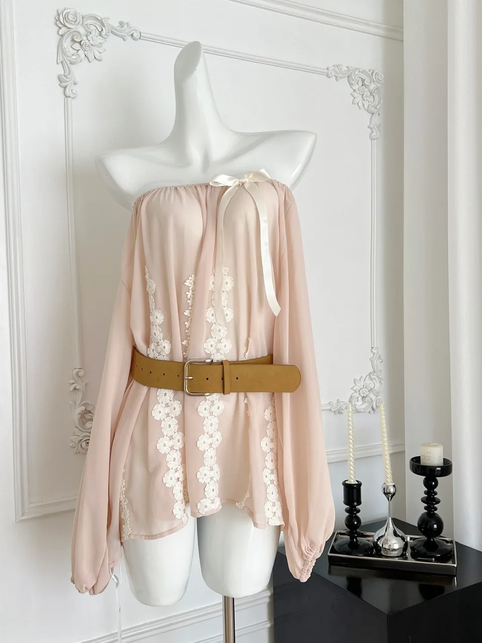 قميص فضفاض بأكمام طويلة بتصميم ثلاثي الأبعاد على شكل زهرة من Fairies Heavy Industry، مع ربطة عنق على الكتف وتصميم شيفون أنيق،...