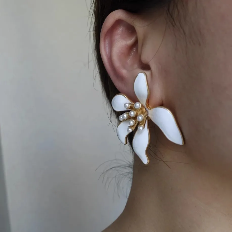 Vintage Metal Flowers White Drops Glaze Enamel Earrings for Women European American Style Personality Holiday Jewelry Gifts