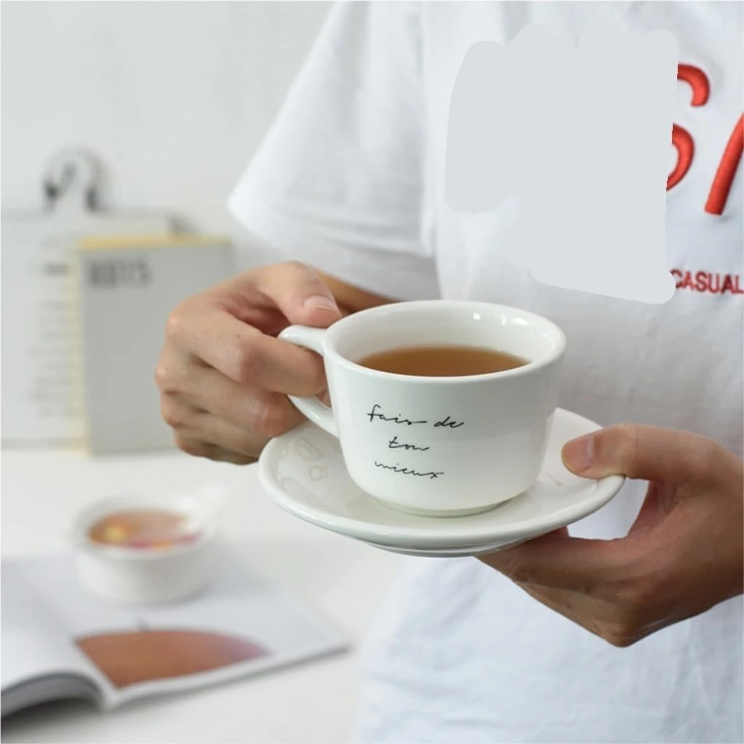 Elegant and Stylish Retro White Latte Cup and Saucer Set - Vintage English Ceramic Coffee Mug for Milk Tea - Chic and Fashionabl