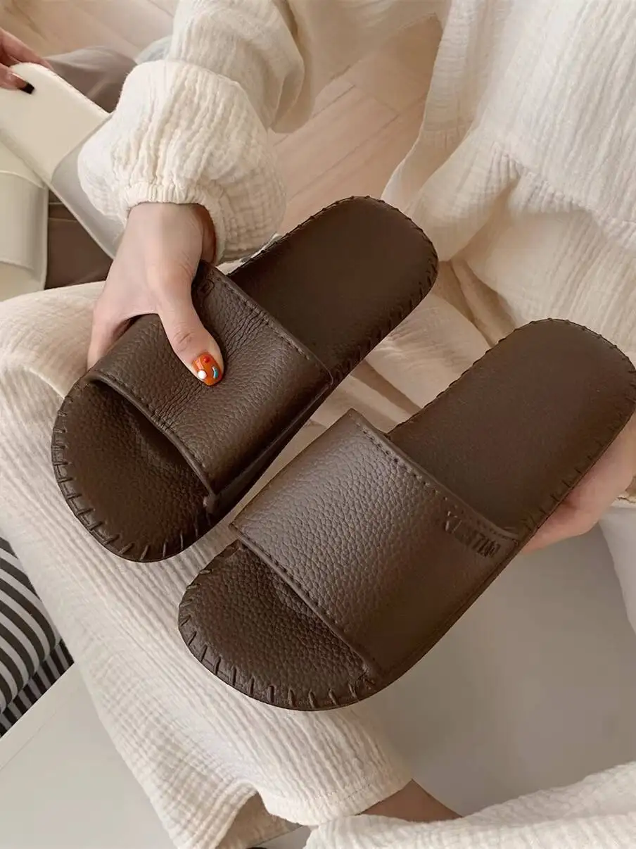 2026 New Summer Couple Slippers Retro Leather Pattern Non Slip Lightweight Soft Flat Bottom Casual Indoor Home Sandals