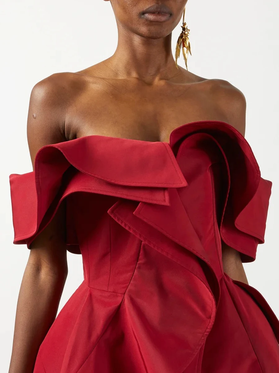 TWOTWINSTYLE Rot Abnehmen Verstärktes Rüschen Falten Unregelmäßige Lange Kleider für Frauen Slash Neck Kurzen Ärmeln Elegante Kleid Weibliche