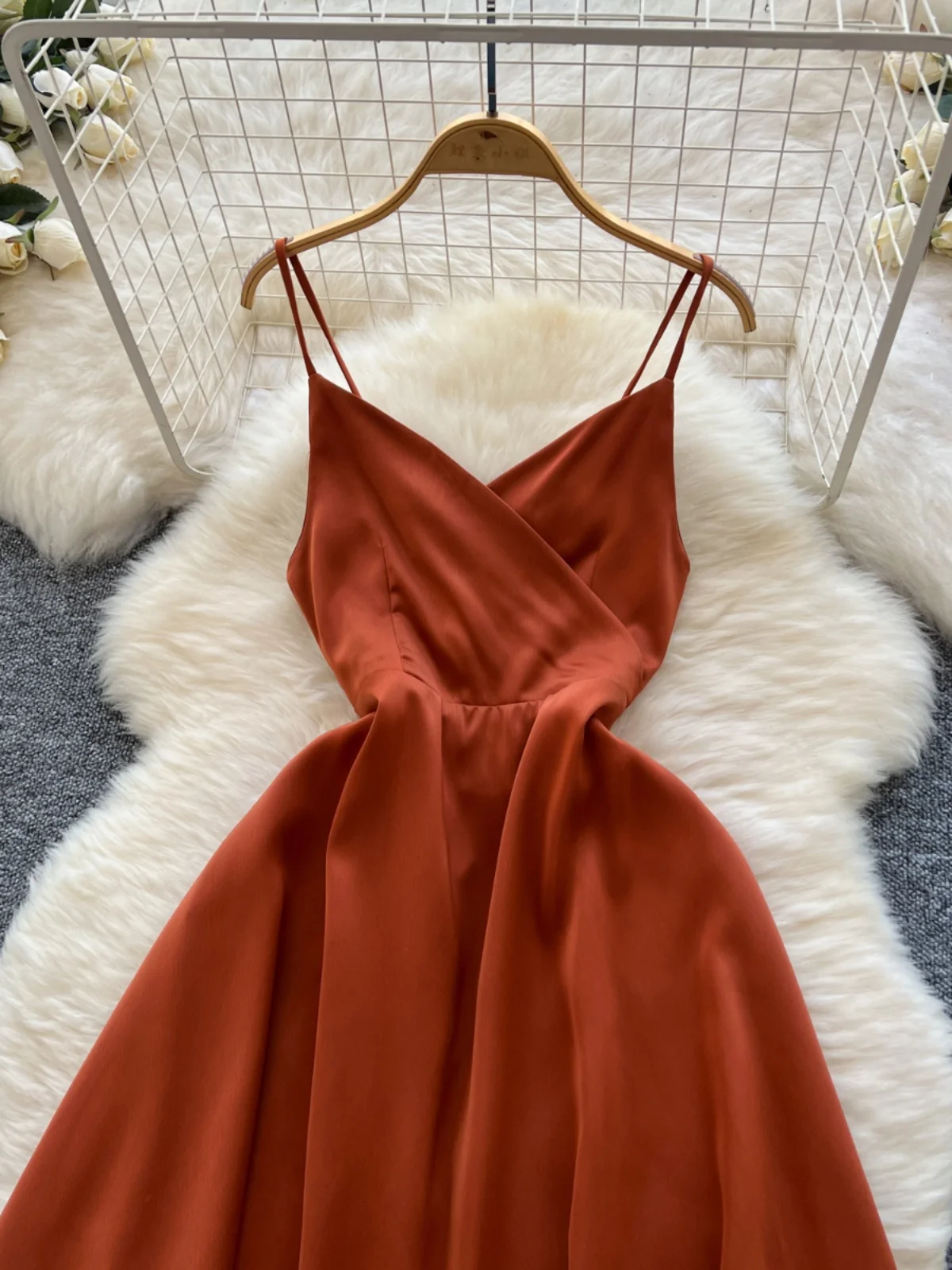 กระโปรงทรงเอ ผ้าซาติน ผ่าหน้า คอวี สายไขว้ ผู้หญิง กระชับเอว ทรงสลิม ผ้าพลิ้ว ยาว สไตล์เกาหลี