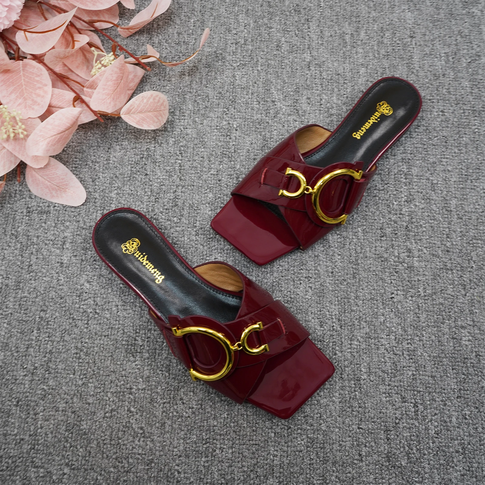 2025 women\'s plus size flat bottomed D-button cowhide non slip slippers, fashionable square toe exposed shallow mouth slippers