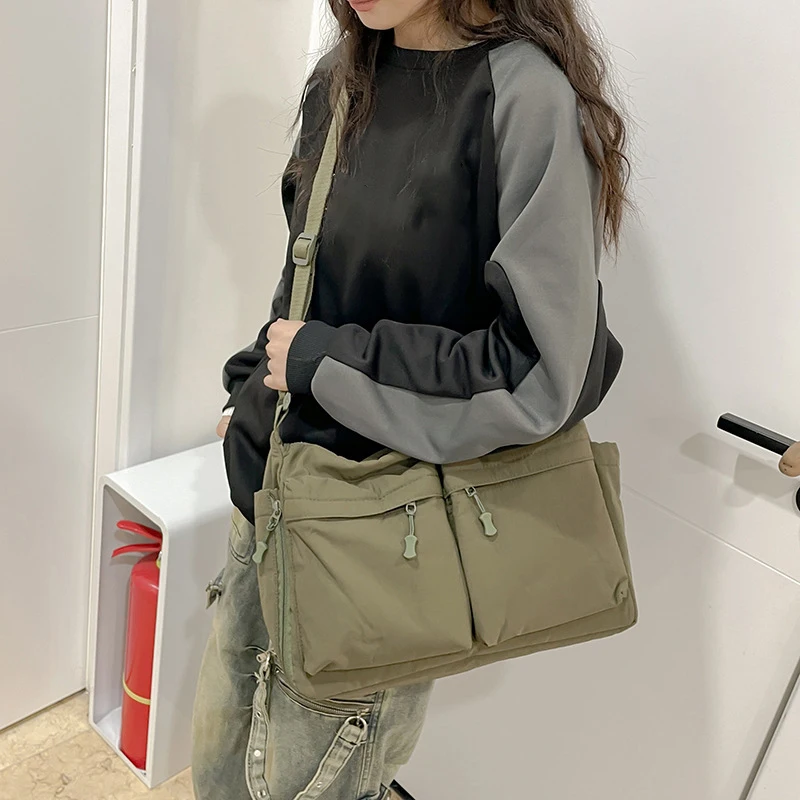 여러 개의 포켓이 있는 대형 나일론 핸드백; 일상적인 사용을 위한 캐주얼하고 시크한 메신저 백입니다.