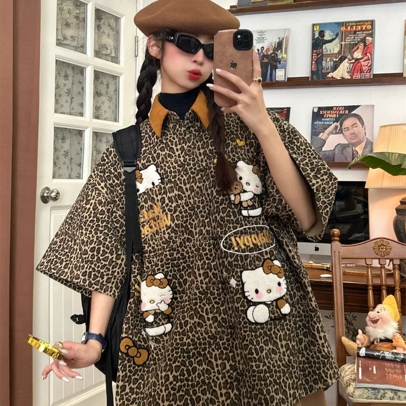 

Американская винтажная рубашка с леопардовым принтом «Hello Kitty» с короткими рукавами для мужчин и женщин, топы для пар в стиле хип-хоп в стиле готики, рубашки с графическим рисунком