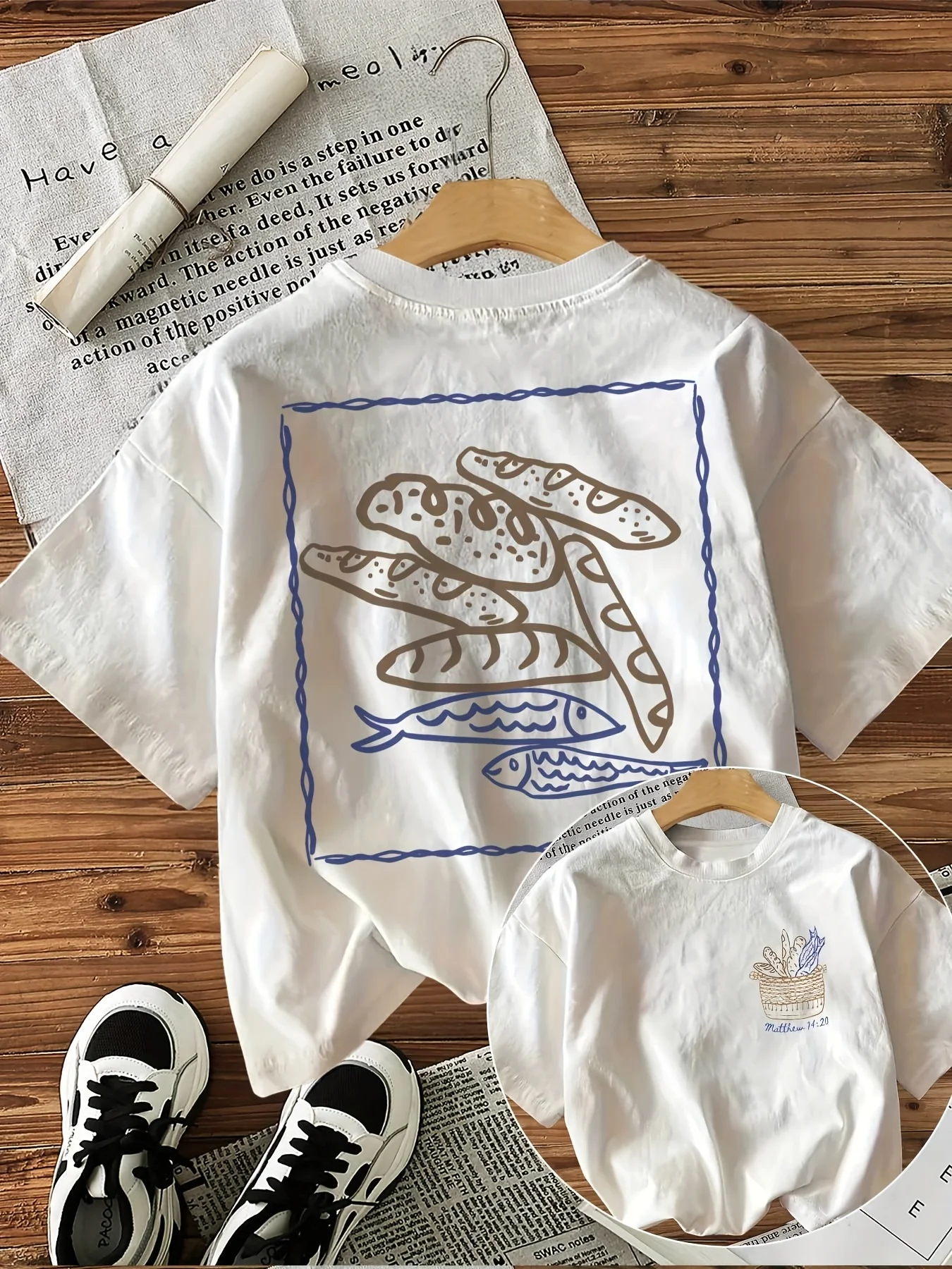 Camiseta Cristã Feminina com Estampa nas Costas 'Cinco Pães e Dois Peixes' - Versículo Bíblico Mateus 14:21 - Camiseta Gráfica Casual de Verão Estilo Harajuku