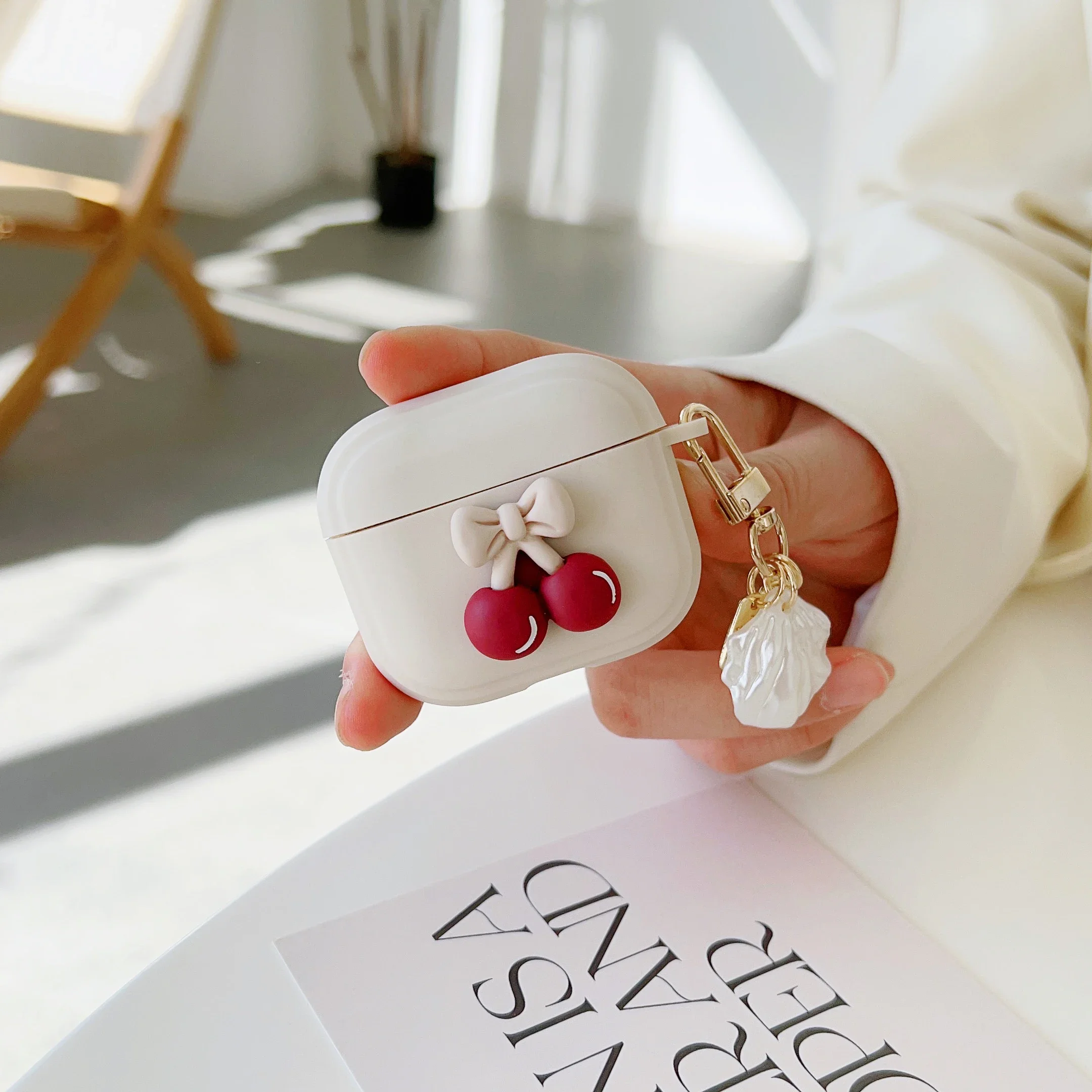 حافظة كرزي بيج كلاسيكية لطيفة لأجهزة Apple AirPods 4 3 2 1 Generation Bear Cherry حافظة لأجهزة AirPods Pro حافظة سلسلة مفاتيح فاخرة