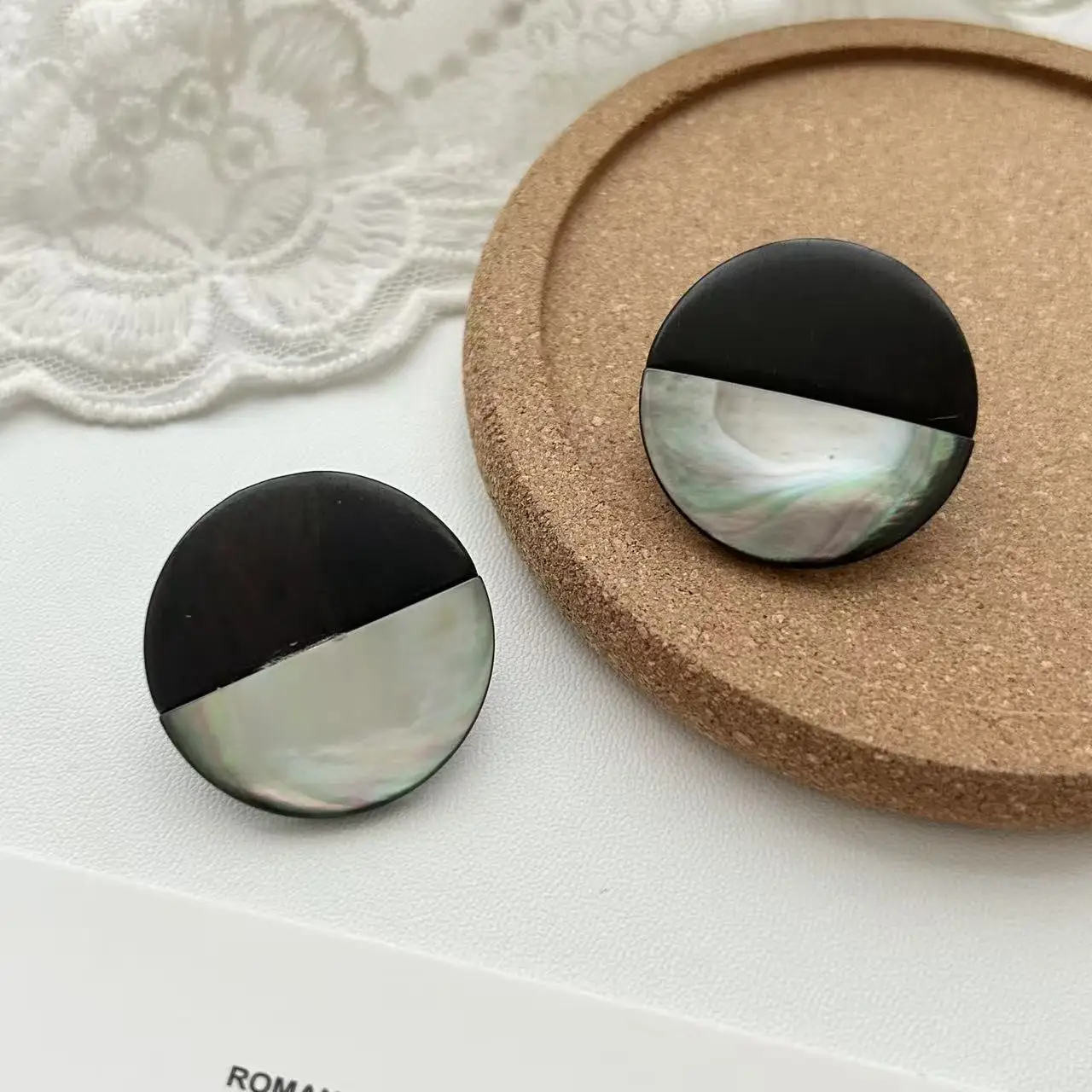 Black wood splicing natural Symphony Fritillary round stud earrings niche contrasting colors cold wind light luxury commuting si
