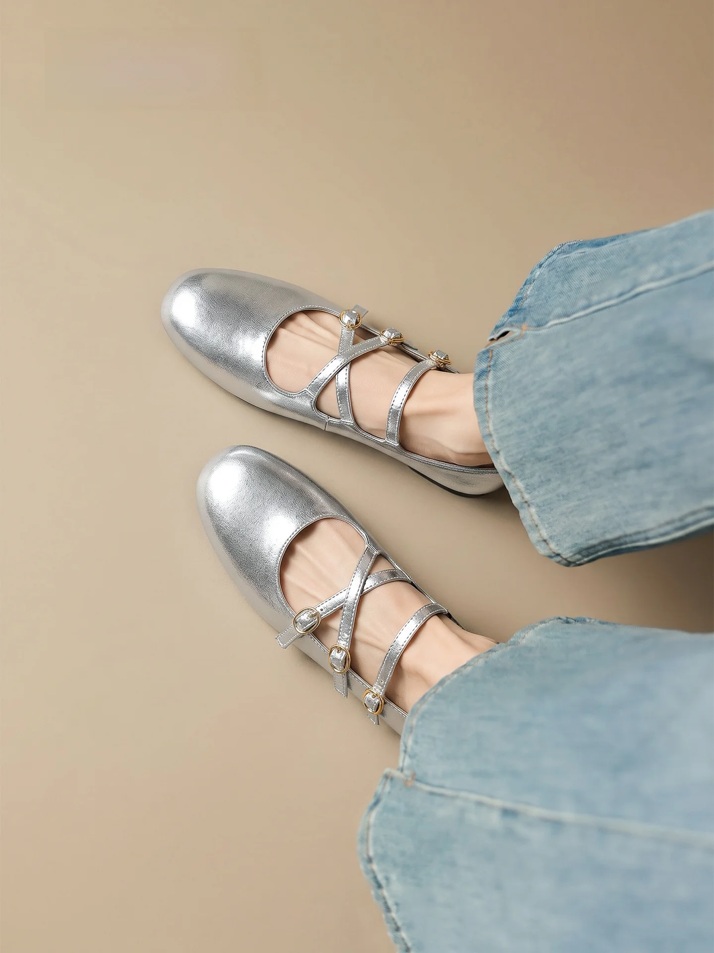 zapatos-planos-plateados-tipo-ballet-para-mujer-nuevos-modelos-verano-2026-con-suela-plana-ideales-para-combinar-con-falda