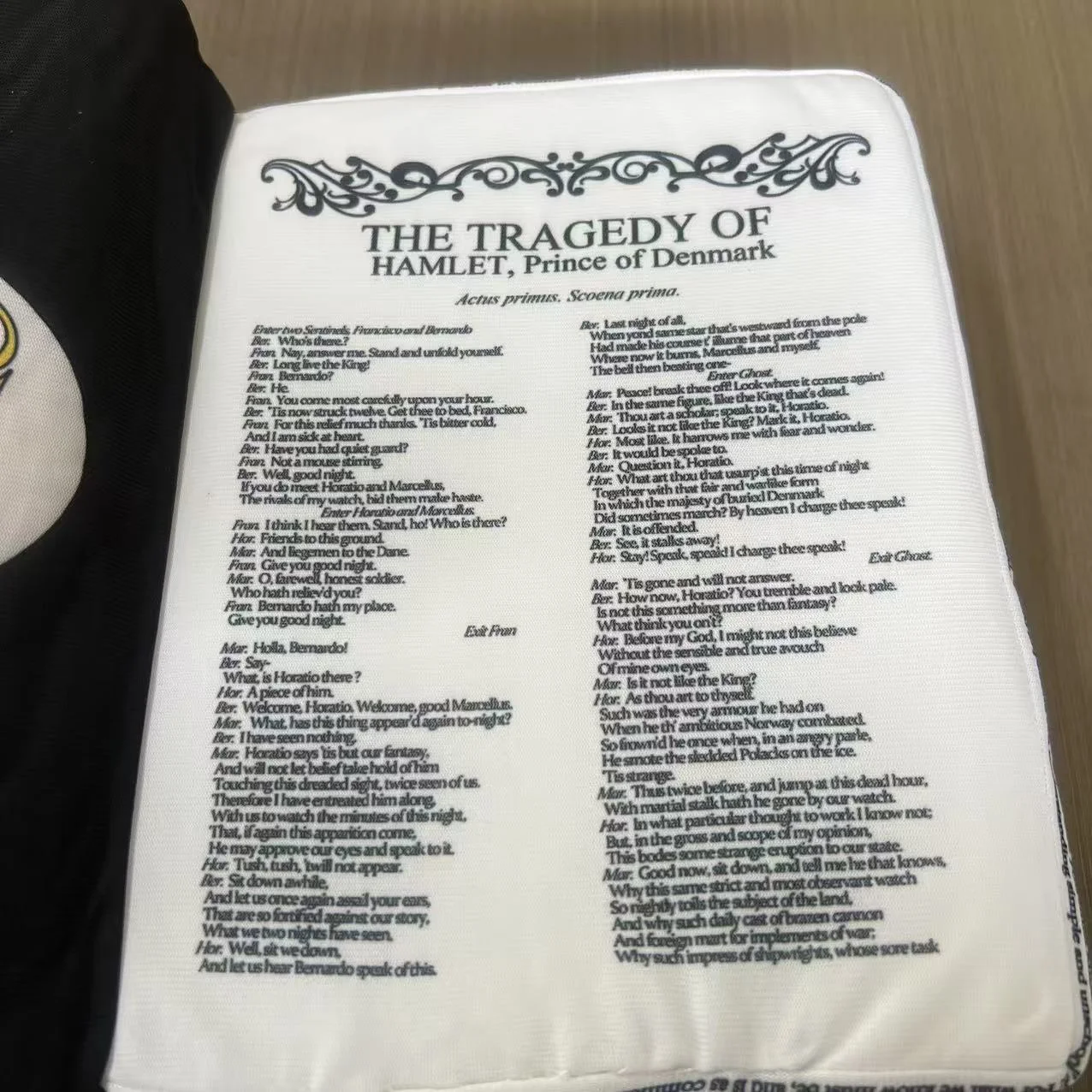 

Shakespeare Book Plush Toy Soft Stuffed Halloween Plush Toy for Kids Halloween Decor Doll Cartoon Gifts Home Decor