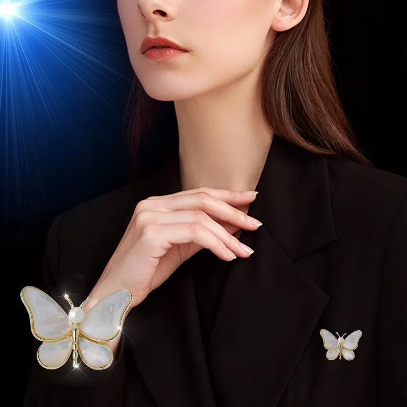 Natural Shell Butterfly Brooch for Women Luxury Designer Pearl Breastpin Rhinestone Pins Party Office Accessories Jewelry Gifts