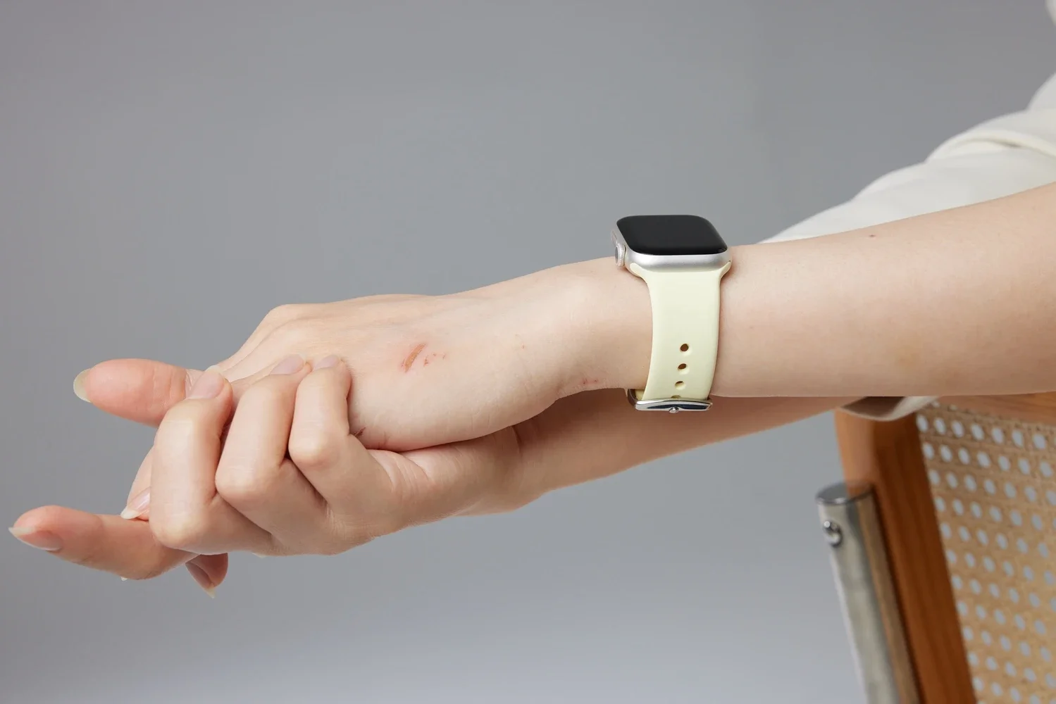 

Fashion Silicone Strap For Apple Watch band for iwatch women Series 10/9/8/7/6/5/4/2/1 38mm 40mm 41mm 42mm 44mm 45mm 46mm 49mm
