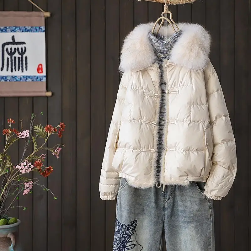 Chaqueta de plumón de pato blanco para mujer, abrigo grueso con cuello de piel de zorro y botón de estilo chino, Top corto, tendencia, invierno, 2023