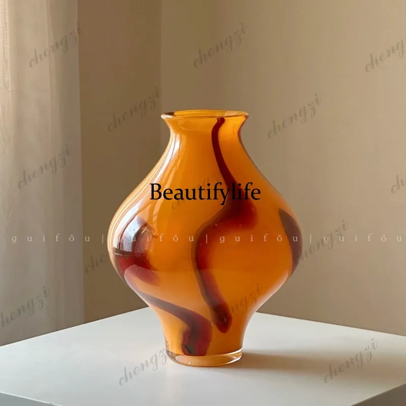 A95 medieval style, Song Dynasty aesthetics, high-end design sense, super good-looking red New Year's glass vase