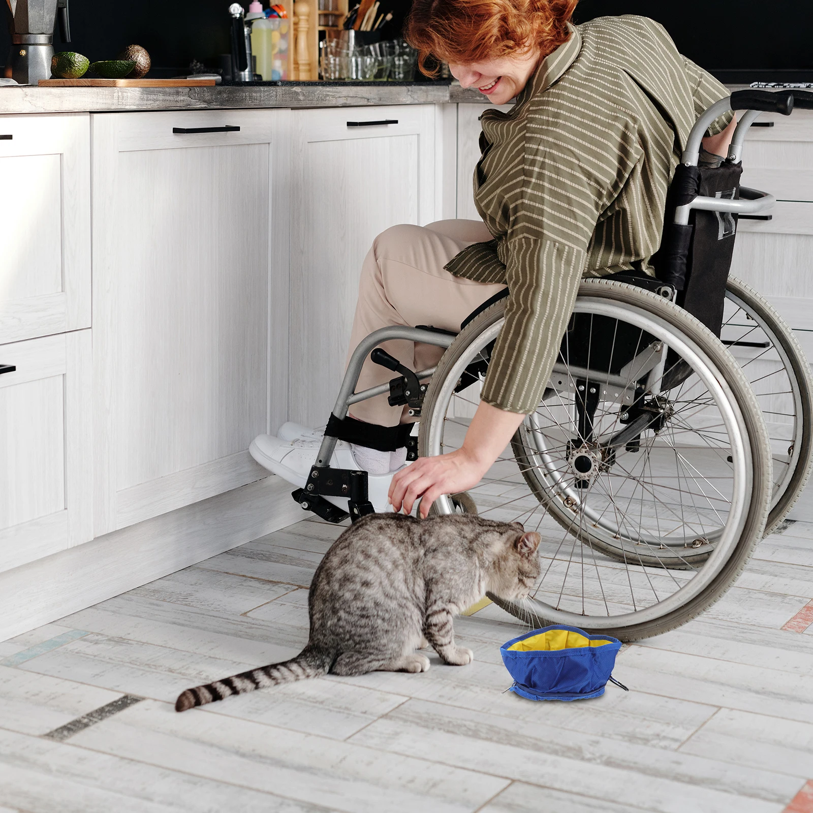 

Compact 19x19cm Black Pet Bowl Foldable Waterproof Food Water Feeder for Travel Hiking Camping Use Pet Food Bowl