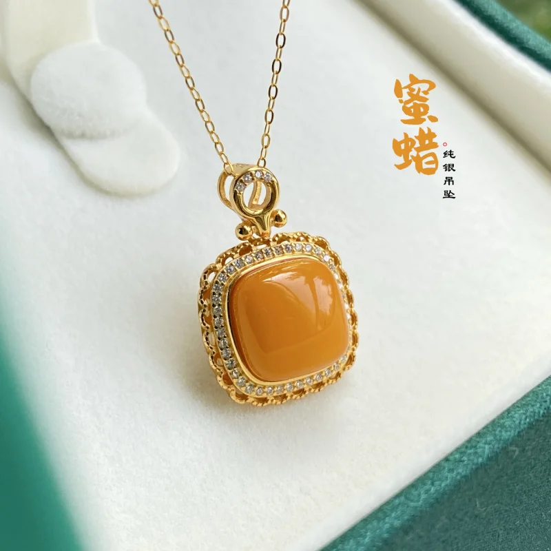 

Natural Chicken Fat Yellow Beeswax Sugar Cube Full S925 Sterling Silver Inlaid With Stone Single Pendant