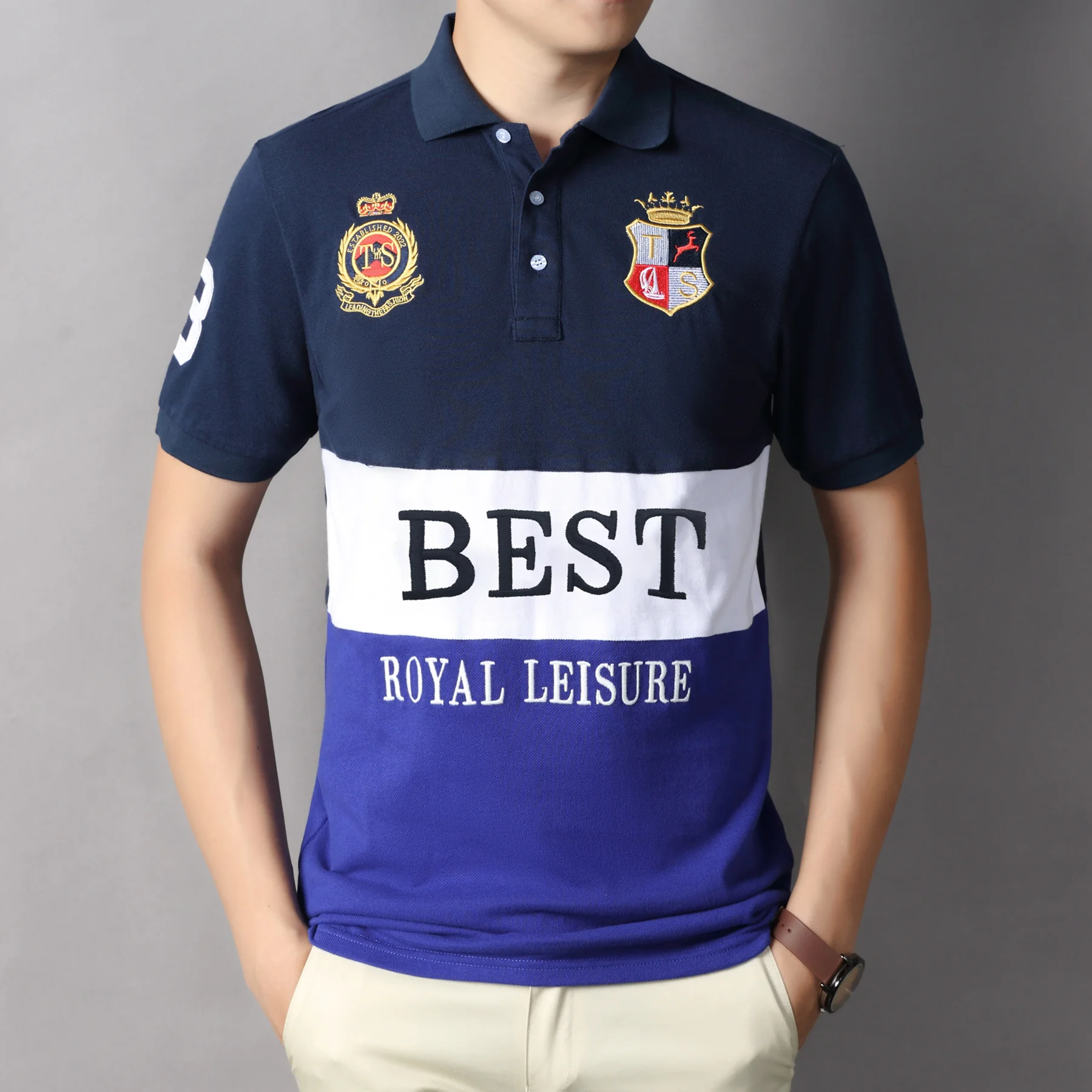 Neues Poloshirt für Herren mit Stickerei, Patchwork, Farbkontrast, schmaler Passform, klassischem Design, originellem Polokragen, aus reiner Baumwolle, atmungsaktiv. – Detail 7