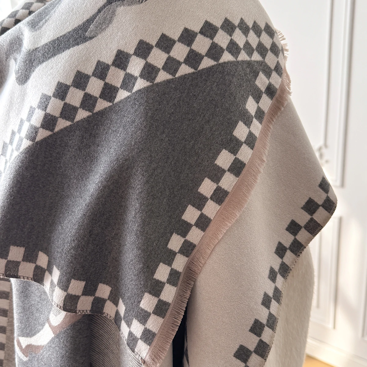 Luxuriöser dicker Kunstkaschmir-Schal für Damen – warmer Winter-Schal mit Vintage-Karomuster und Warhorse-Aufdruck, weicher Schal für Reisen und Alltag – Detail 15