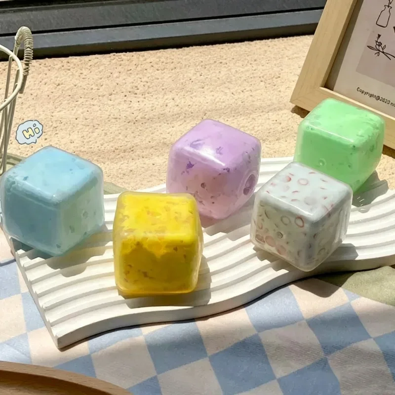 Giocattolo antistress a forma di cubo di argilla, da schiacciare e modellare, fatto a mano, a lenta espansione, portatile, da tascabile, per il rilassamento.