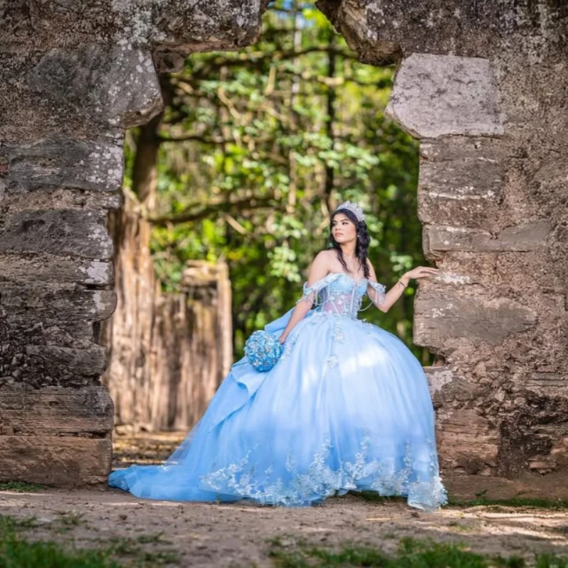 Abiti Quinceanera blu cielo personalizzati con spalle scoperte applique fiore 3D pizzo coda lunga fiocco grande Vestido 15 Quinceanera