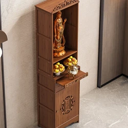 Ein neuer Schrein im chinesischen Stil mit einem einfachen Buddha-Tisch aus massivem Holz ist dem Altar tisch des Gottes des Reichtums gewidmet.