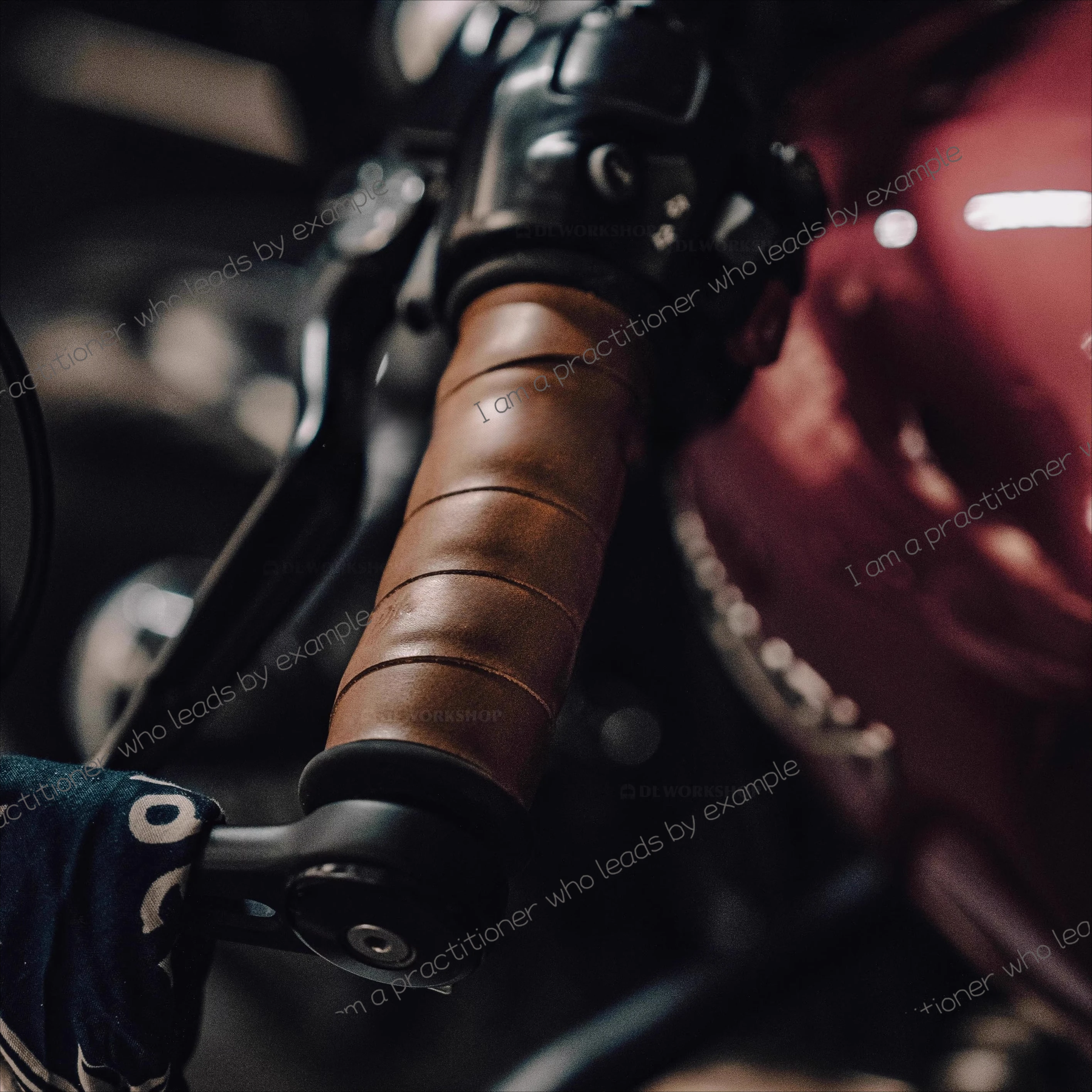 

Retro first-layer cowhide motorcycle handle leather case electric vehicle bicycle universal handle case universal various models