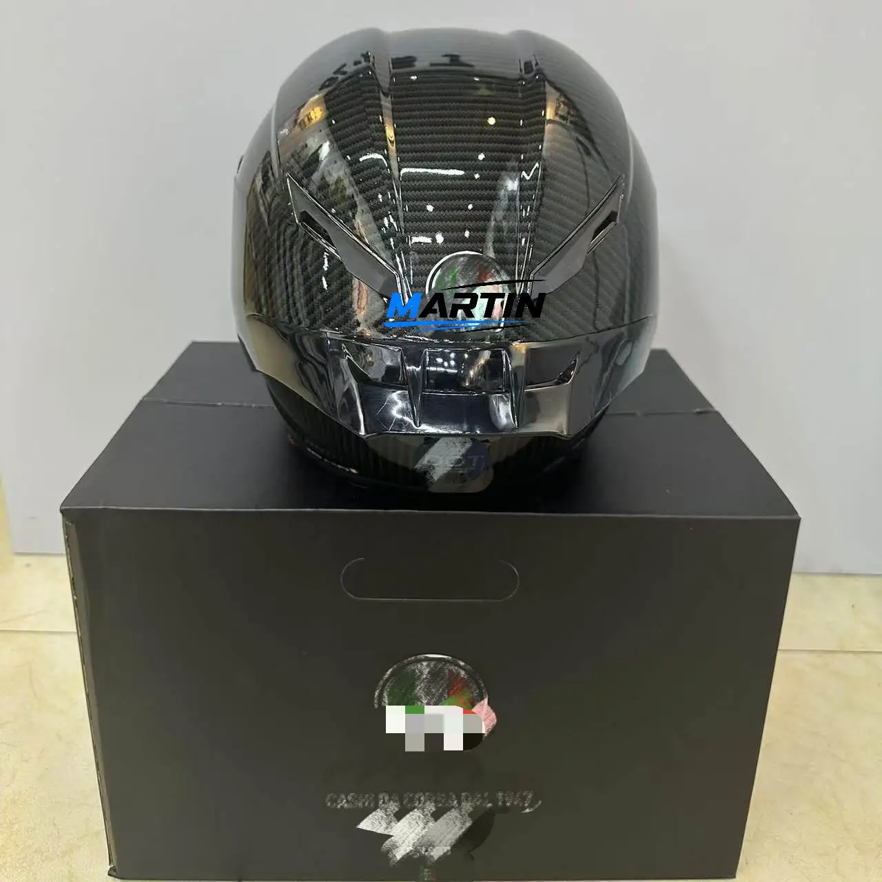 

Large wing Carbon fiber material helmet, gloss black fashionable design, all season men women rider protective equipment