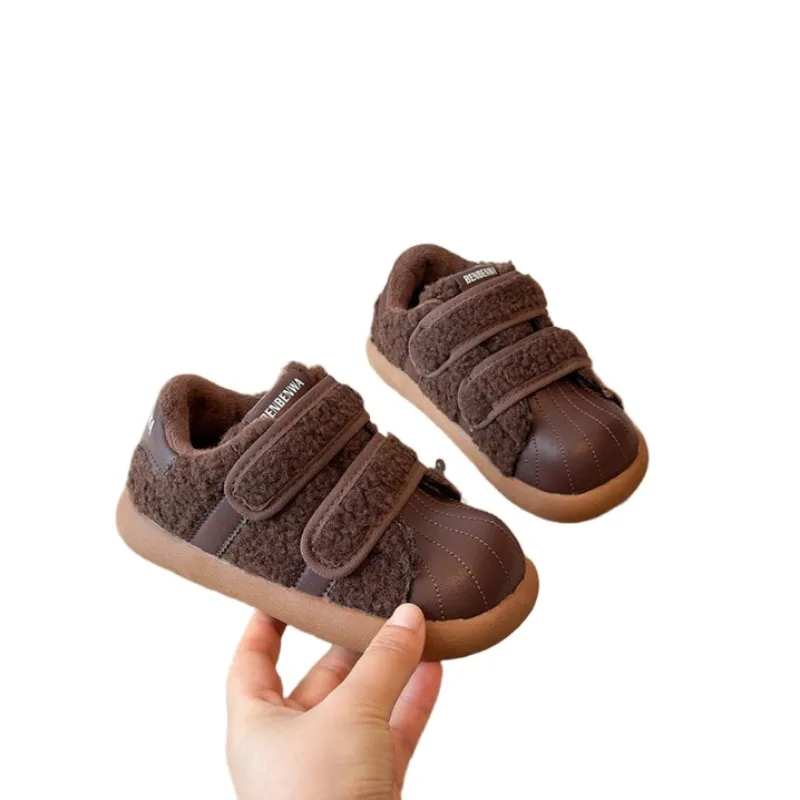 

2025 г., новая зимняя обувь для девочек с волосатым хлебом, нескользящая теплая повседневная обувь в стиле ретро для мальчиков, детская плюшевая толстая спортивная обувь, размер 26-36