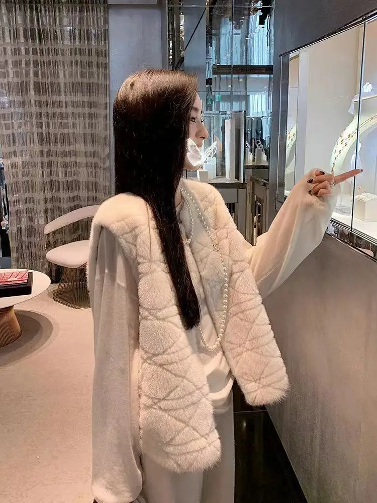 

2026 Faux Fur Vests for Women New Fashion Fluffy Sleeveless Jackets Female Vest Loose Winter Warm Streetwear Waiscoat Tops TS740