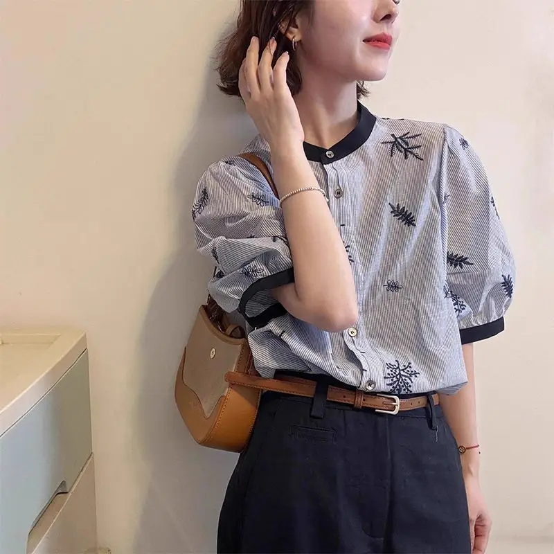 Blusa de manga corta bordada a rayas con mangas abullonadas, Top abotonado a la moda para mujer, ropa informal para primavera y verano