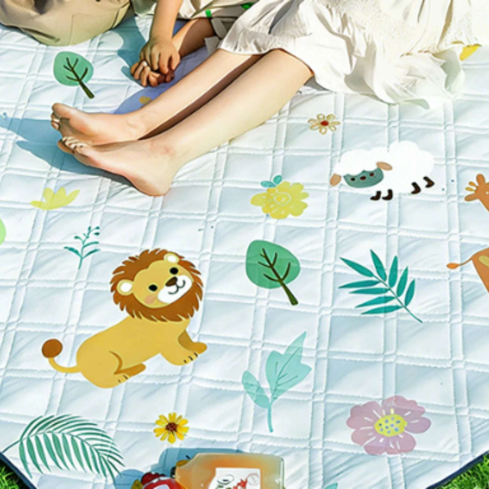 Picnic Mat with Carry Loop Comfortable Foldable Picnic Blanket Foldable Beach Mat Easy-to-Clean Sand-Resistant for Families