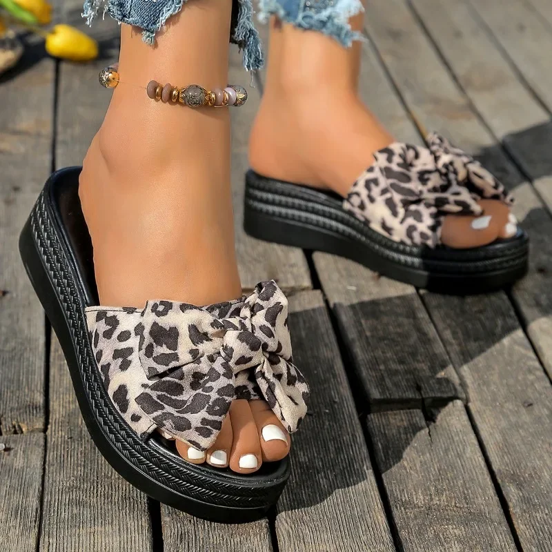 Plus size 2025 verão dedo do pé redondo chinelo feminino laço sandálias plataforma ao ar livre feminino com leopardo plana com venda quente chinelos