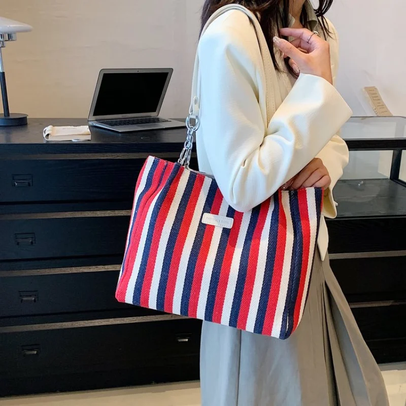 حقيبة كروس جلدية عصرية للنساء تتميز بتصميم عصري وجمالي مصمم باريس مثالي للاستخدام اليومي