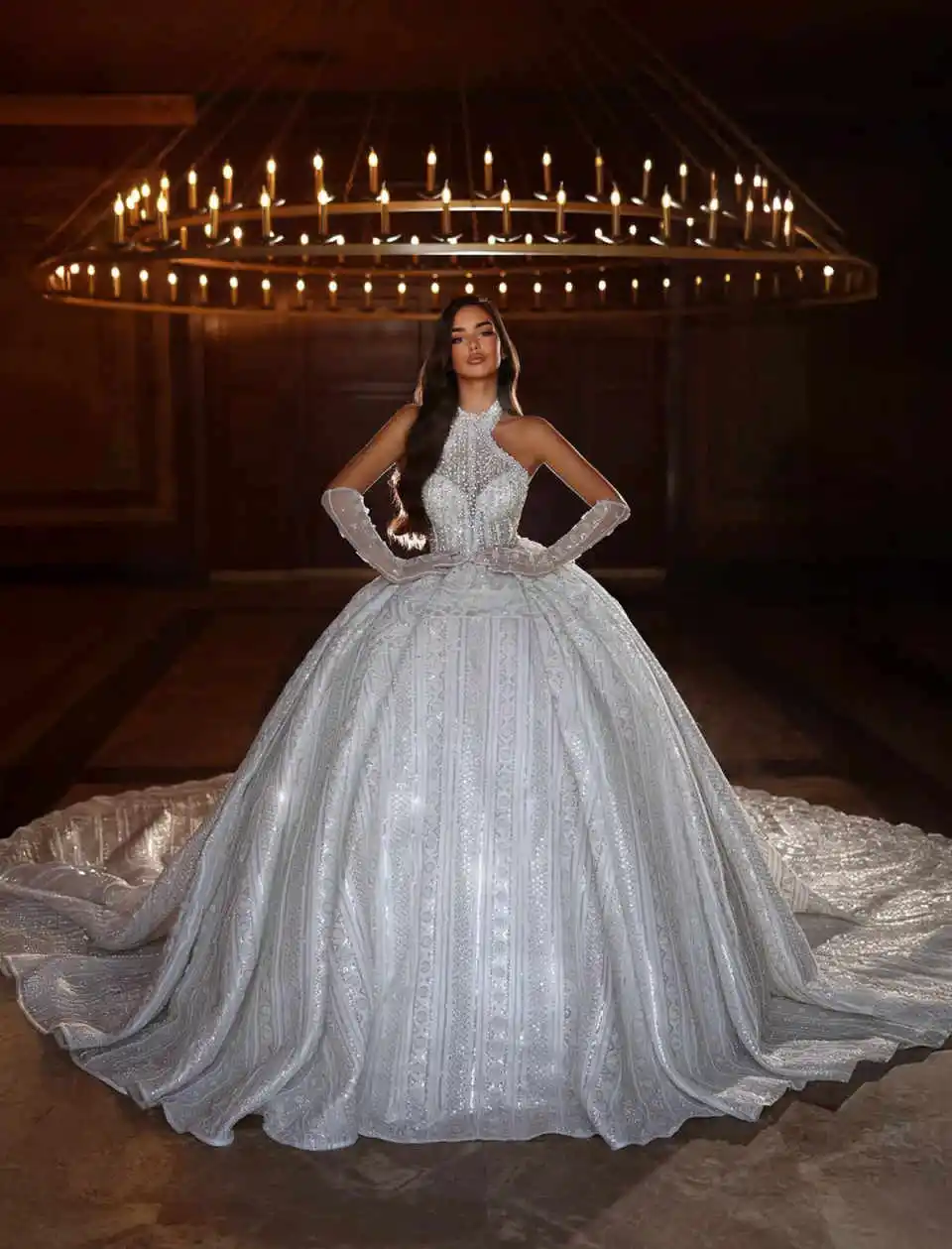 فساتين زفاف رائعة مطرزة بالترتر ورقبة رسن بدون أكمام فساتين زفاف مطرز بالكريستال فيستدو دي نويفا حسب الطلب