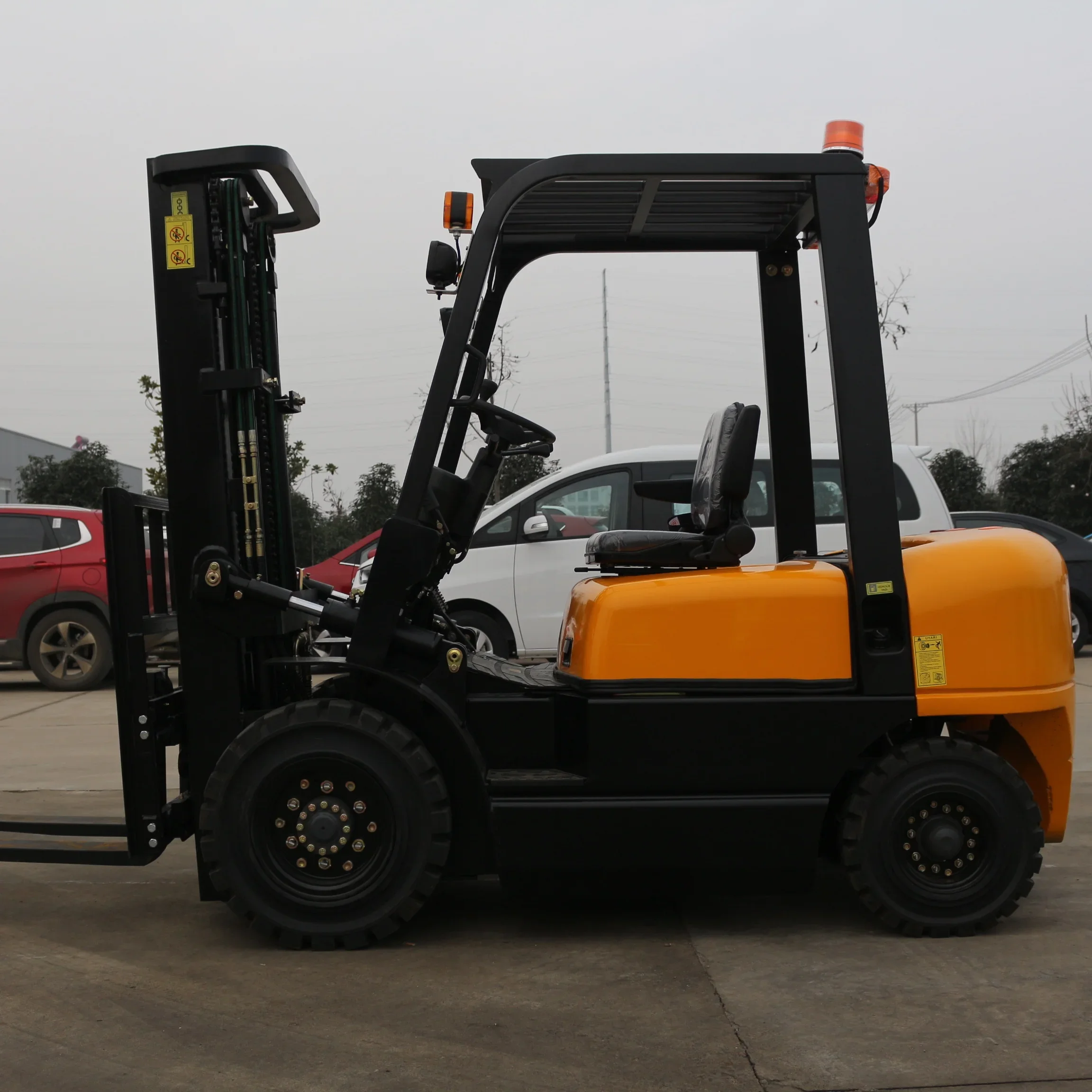 High-efficiency diesel forklift truck 2ton 2.5ton 2000kg 2500kg for a variety of industrial and logistics applications