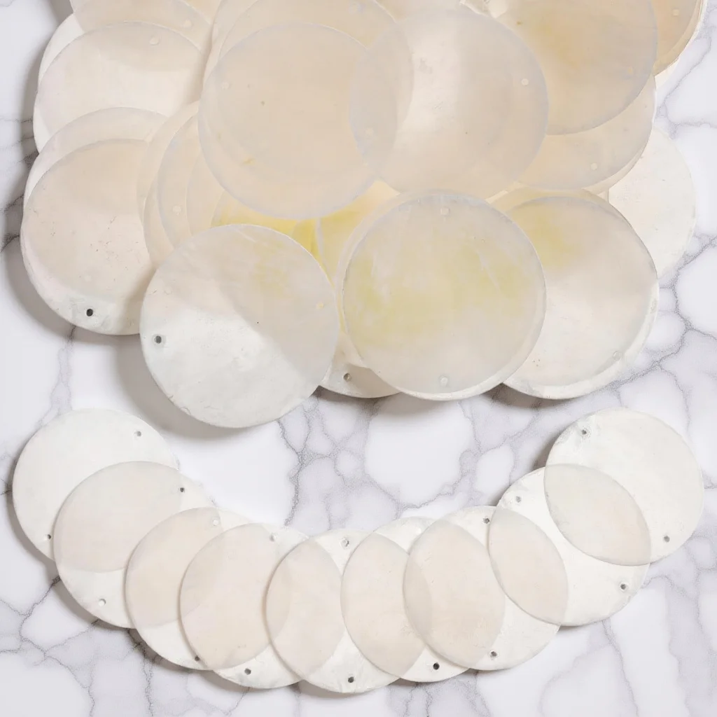 50Pcs DIY Round Shells Natural Flat Pendants 2 Holes for Jewelry Wind Chimes Craft Decorations Round Shells Sea Shell Discs