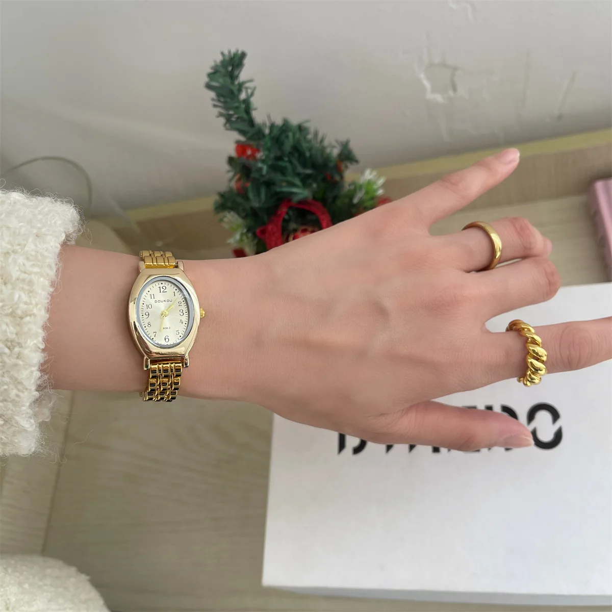 

New oval women's watch manufacturer, quartz watch, vintage gold steel band quartz watch, high-end selection of watches.