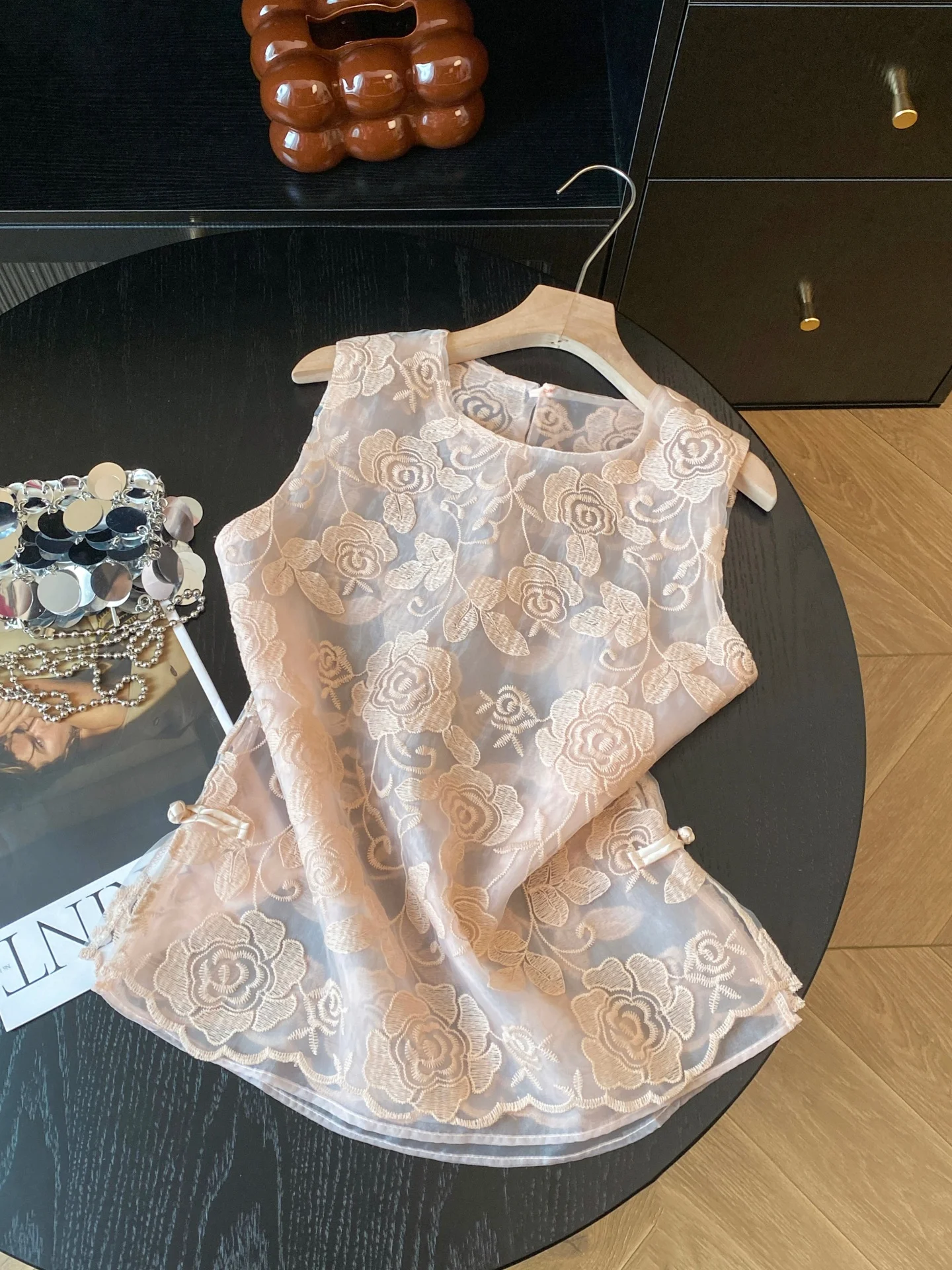 

Розовый новый китайский вышитый цветочный сетчатый атласный женский летний высококачественный жилет на пуговицах в национальном стиле, топ