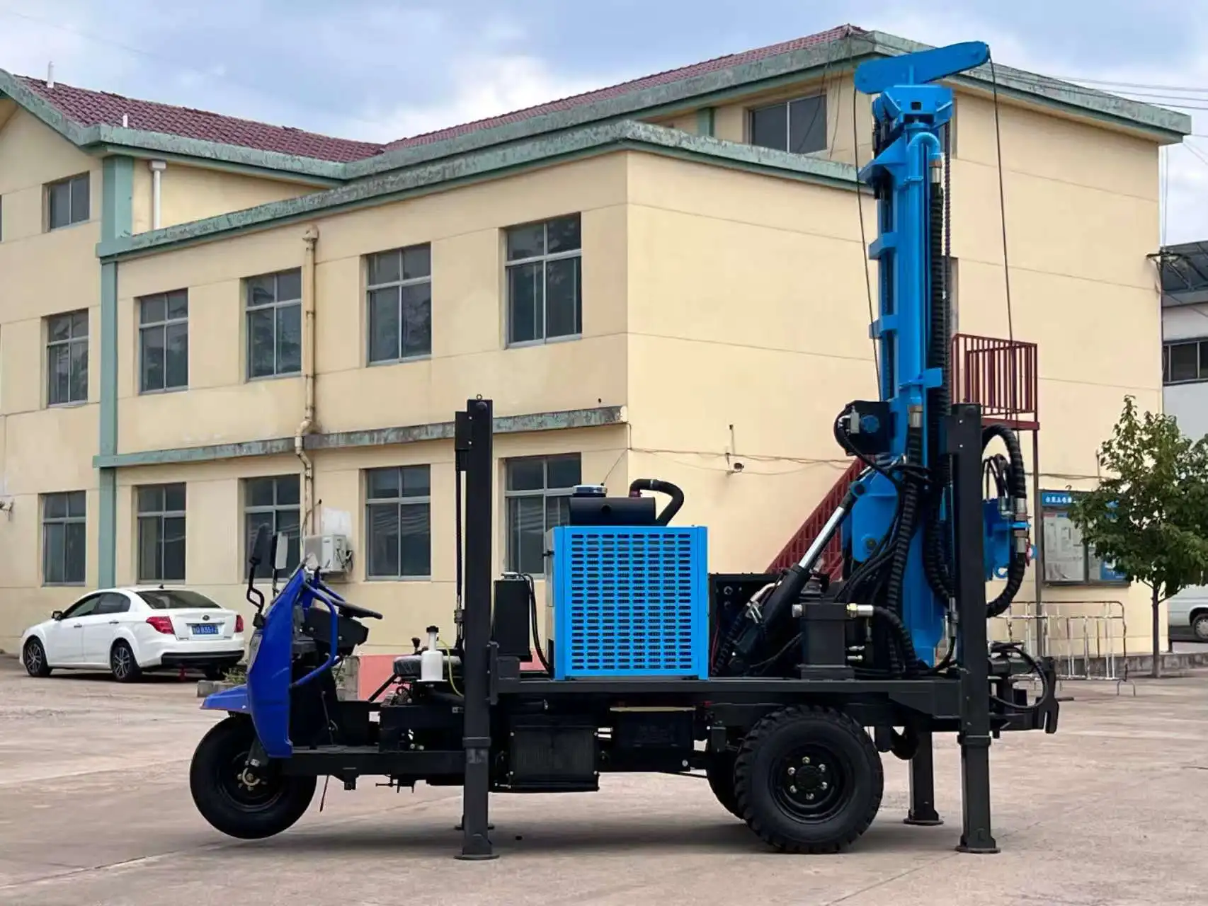 Macchina per impianto di perforazione per pozzi d'acqua profonda personalizzata da 200 m montata su triciclo