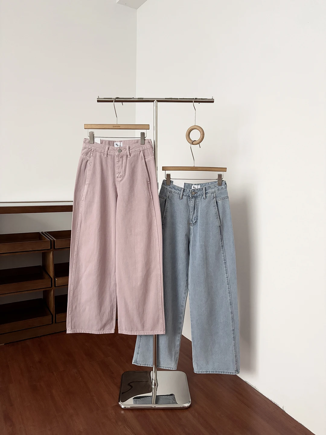 

Джинсы цвета макарон, женские, летние, 2026, новый стиль, корейский шик, ретро, свободные, зауженные, широкие брюки, универсальные, с высокой талией, полиэстер